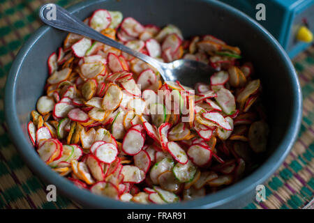 Eine Schüssel mit hausgemachten Chips gemacht von einer jungen Frau, Indonesien Stockfoto