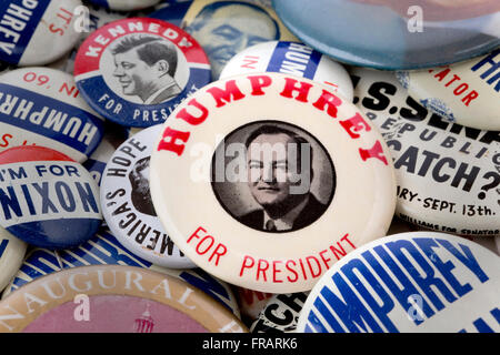 Eine Sammlung von Knöpfen für politische Kampagnen in den USA mit einem Porträt von Hubert H. Humphrey aus dem Jahr 1960 auf einem Pin-Back-Button-Abzeichen für den Präsidenten Stockfoto