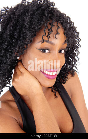 Ein Closeup Portrait einer schönen afroamerikanische Frau mit lockiges schwarzes Haar, Lächeln, isoliert für weißen Hintergrund. Stockfoto