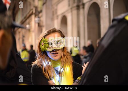 5. November 2015. London, UK. Maskierte Frau Demonstrant spricht mit Polizei aus innerhalb der Cordon wie Polizei Dutzende von Demonstranten enthalten. © Marc Ward/Alamy Stockfoto