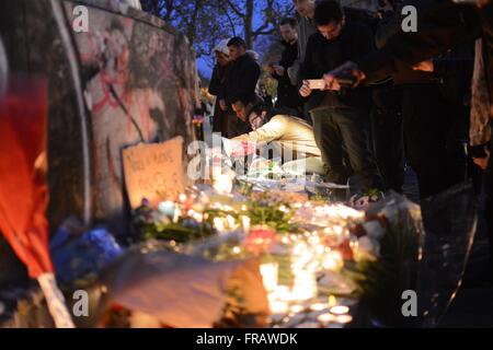 14. November 2015. Paris, Frankreich. Trauernden lag floral Tribute und schreiben Botschaften der Hoffnung in Paris Place De La République. © Marc Ward/Alamy Stockfoto