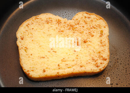 Ungekocht Zimt French Toast in einer Pfanne anbraten Stockfoto