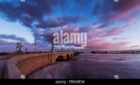 Russland, Sankt-Petersburg, 19. März 2016: rosa Wolken über die Troitsky-Brücke bei Sonnenuntergang, driften Eis, gefrorenen Fluss Newa, die tr Stockfoto
