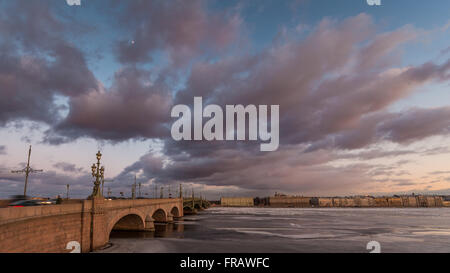 Russland, Sankt-Petersburg, 19. März 2016: rosa Wolken über die Troitsky-Brücke bei Sonnenuntergang, driften Eis, gefrorenen Fluss Newa Stockfoto