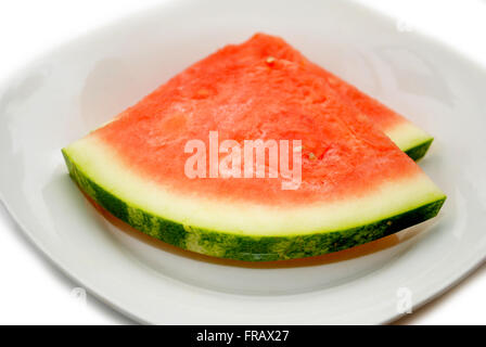 Wassermelone-Scheiben auf einem weißen Teller serviert Stockfoto