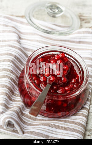 Preiselbeeren Marmelade in eine Glasschüssel Stockfoto