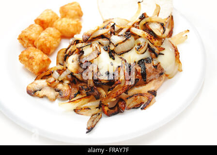 Karamellisierten Zwiebeln & Pilze ersticken einen Cheeseburger Stockfoto