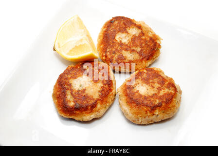 Gebratener Lachs mit einem Keil von Zitrone Kuchen Stockfoto