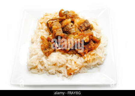 Rindfleisch & Veggie Stir Fry auf Reis serviert Stockfoto