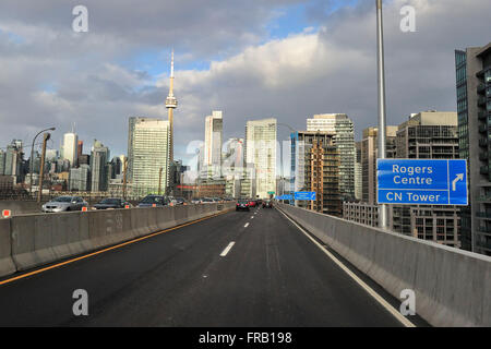 Am Nachmittag Verkehr gilt als Autos und andere Fahrzeuge fahren ostwärts auf dem QEW in Toronto am 21. März 2016. Stockfoto