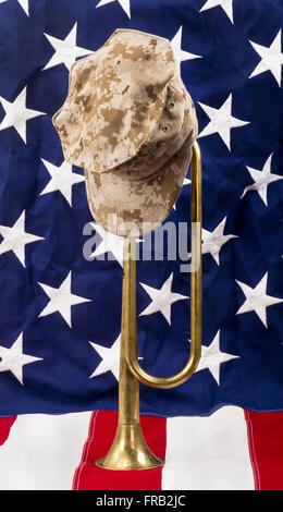 Lote Messing Signalhorn auf amerikanische Flagge. Stockfoto