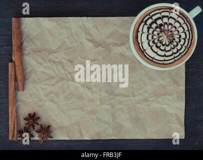 Eine Tasse Kaffee mit Latte Art on faltige Papierhintergrund, Stillleben Stockfoto