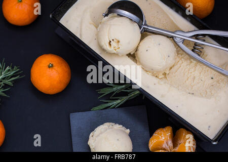 Mandarine Eis in Kuchenform Stockfoto
