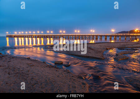 Stimmungsvolle Winter Morgendämmerung am Orlowo Pier in Gdynia, Polen. Stockfoto