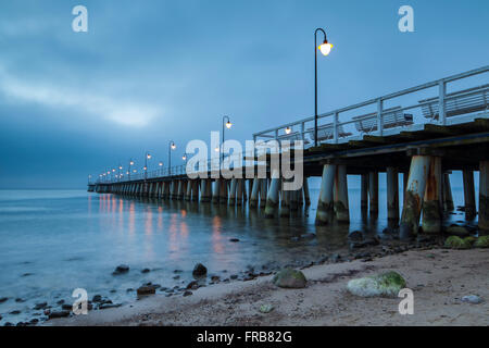 Stimmungsvolle Winter Morgendämmerung am Orlowo Pier in Gdynia, Polen. Stockfoto