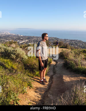 Wanderer auf den Höhenweg Temescal sehen Meer Stockfoto