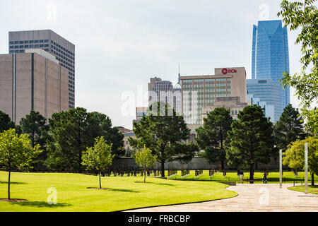 Das Gelände von der Oklahoma City bombing Denkmal, zeigt die Bereich der Stühle und Stadt Gebäuden. Oklahoma, USA. Stockfoto