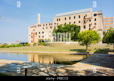 Die Oklahoma City Bombing Memorial Museum. Die hinterbliebenenversorgung Baum vor dem Gebäude, Reflexion pool im Vordergrund. Oklahoma City, Oklahoma, USA. Stockfoto