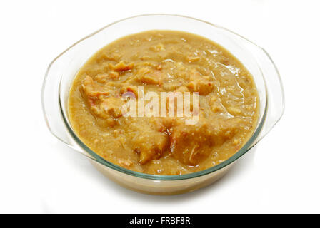 Dicke Erbsensuppe mit Stücken von Schinken Stockfoto