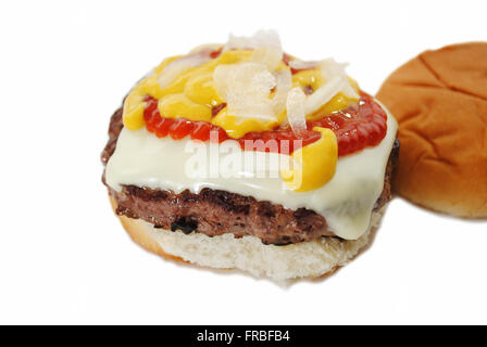 Saftige Käse Burger mit Zwiebeln, Senf und Ketchup Stockfoto