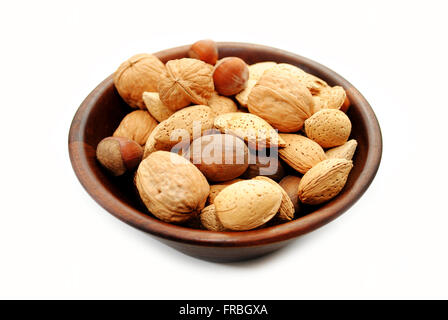 Ganze Nussmischung in einer Holzschale über weiß Stockfoto