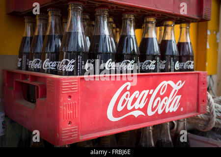 Phnom Penh, Kambodscha-Januar 02,2014: Coca Cola-Flaschen in rot Kunststoff-Box, Vintage-Stil. Stockfoto