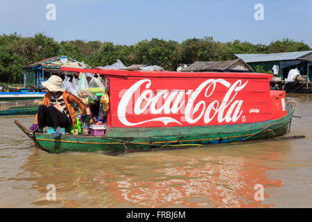 Tonle Sap See in der Nähe von Siem Reap, Kambodscha, 10. Januar 2014: Coca Cola Logo aufgemalt Holzboot, floating Village, Kambodscha. Stockfoto