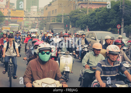 Saigon, Vietnam, Januar 17. 2014: Straßenverkehr voller Motorräder und Roller Fahrer. Stockfoto