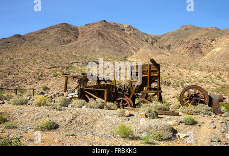 Ein Blick auf die hot-Shot-Dieselmotor und Erz bin bei The Gold Hill Mill in Warm Springs Canyon, Death Valley Nationalpark Stockfoto