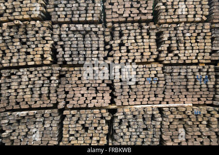 Verarbeitende Industrie Holz extrahiert vom Baum gepflanzt Teak Stockfoto