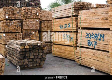 Terrasse der holzverarbeitenden Industrie extrahiert vom Baum gepflanzt Teak Stockfoto