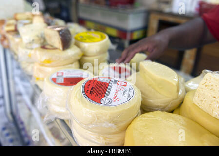 Käse-Minen-Verkauf am Straßenrand Shop in über Lagos Stockfoto