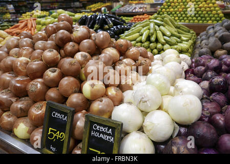 Venda de Cebolas e Hülsenfrüchte Em Mercado keine Bairro Pinheiros Stockfoto