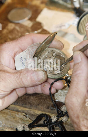 Detail des Mechanismus der eine antike Taschenuhr Stockfoto