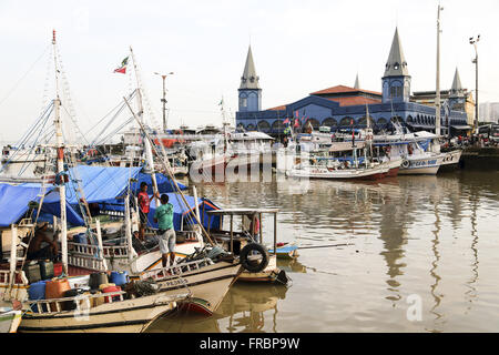 Angelboote/Fischerboote vertäut am Kai neben dem Ver-o-Peso-Markt - Altstadt Stockfoto