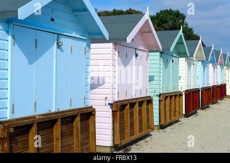 Nahaufnahme von bunten Strandhäuschen auf Mudeford Meer Hampshire UK Stockfoto