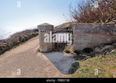 Alte und geschlossene Eingang Tilly nach Lust und Laune Höhlen im Durlston Country Park Swanage Dorset UK Stockfoto