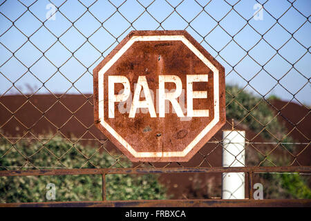Stop-Schild am Tor von Joao Galdino Flughafen Stockfoto