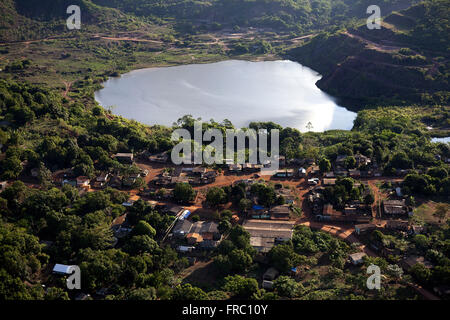 Teich auf dem Gelände der aufgelösten Goldmine Serra Pelada - Open pit Bergbau Stockfoto