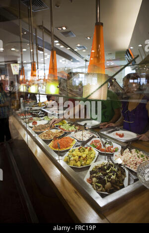 Exponierten Essen im Selbstbedienungsrestaurant im Foodcourt eines Shopping Centers Stockfoto