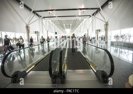 Passagiere auf dem Förderband in der New Terminal Brasilia International Airport Stockfoto