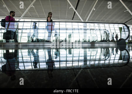 Passagiere auf dem Förderband in der New Terminal Brasilia International Airport Stockfoto