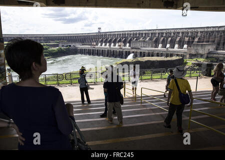 Touristen besuchen das Itaipú Wasserkraftwerk - Itaipu Binacional Stockfoto