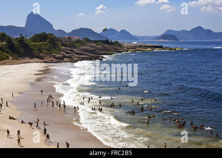 Badegäste an den Strand-Teufel in Ipanema und Copacabana Fort im Hintergrund Stockfoto