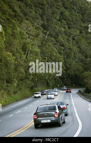 Verkehr auf der Autobahn Tamoios SP-099 - verbindet die Gemeinden von Sao Jose Dos Campos Caraguatatuba Stockfoto