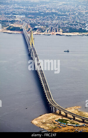 Luftaufnahme der Brücke über den Black River und verbindet die Stadt Manaus Iranduba Stockfoto