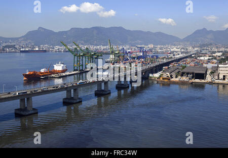 Luftbild von der Rio-Niterói-Brücke und Kräne im Hafen in der Bucht von Guanabara Stockfoto