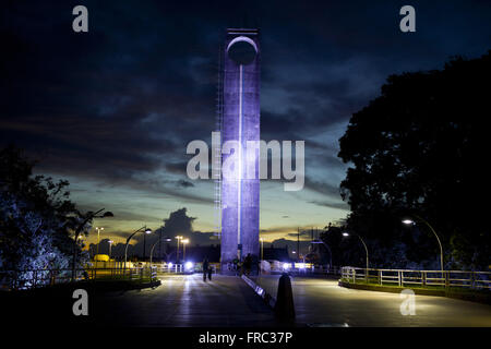 Einbruch der Dunkelheit am Ground Zero Denkmal von Ecuador - imaginäre Linie Stockfoto