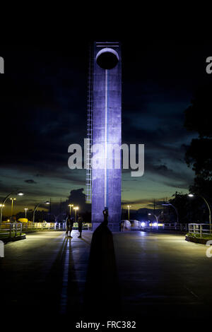 Einbruch der Dunkelheit am Ground Zero Denkmal von Ecuador - imaginäre Linie Stockfoto