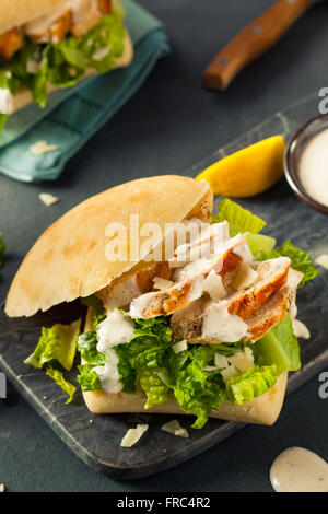 Hausgemachte Chicken Caesar Sandwich mit Käse und Zitrone Stockfoto